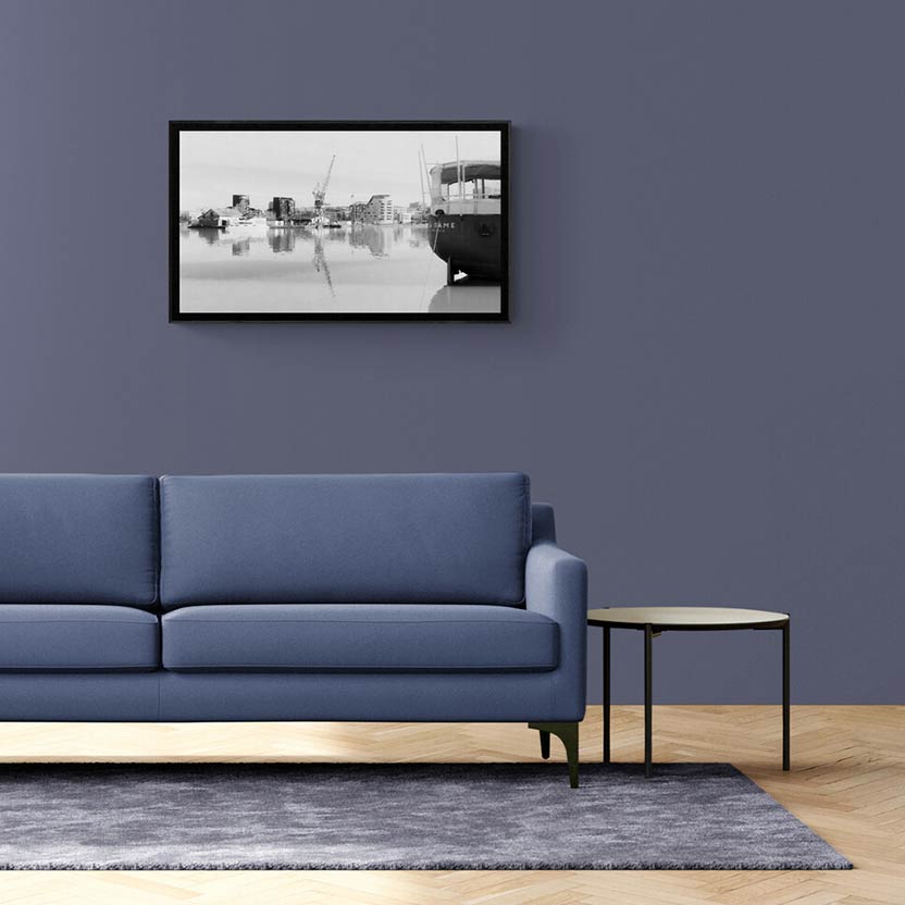 Présentation du tableau photographique La Dame d'Anne-Laure Boisseau, dans une espace bleu. L'oeuvre encadrée décore l'espace comme une fenêtre artistique sur Bordeaux.