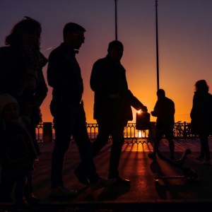 "Chaine humaine" ,création artistique à contre jour composée d'une chaîne de silhouettes alignées au bassin.