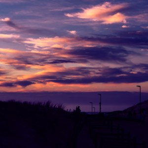 Photographie fine art intitulée Crépuscule impressionniste, signée Anne-Laure Boisseau. Un ciel rose et bleu flamboyant sur la dune en ombre, saisi à la lisière du jour, dans une atmosphère impressionniste et contemplative.