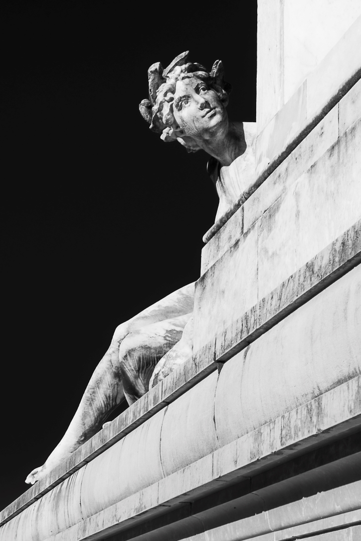 Photographie fine art en noir et blanc intitulée Curiosité, capturant l’expression intrigante de la statue de la Garonne au monument aux Girondins à Bordeaux, par Anne-Laure Boisseau.