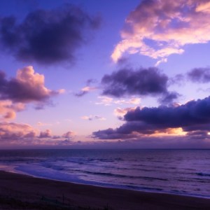 Ocean lilas est un paysage naturel aux teintes bleue, violine et rose. Cette photo prise a Vieux-Boucau joue de l'éclairage du soleil couchant pour créer un effet d'ombre et lumière sur les nuages.