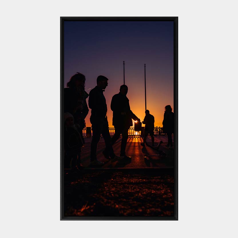 Tableau photo d'une œuvre d'art représentant une chaîne de silhouettes au bassin.