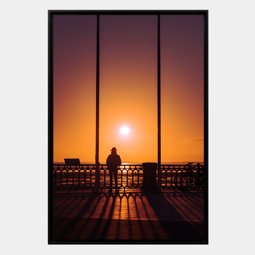 Tableau photographique encadré. Une lumineuse "Fenetre sur bassin" qui apporte un peu de chaleur et nous incite à faire une pause, le temps de la contemplation au soleil couchant.