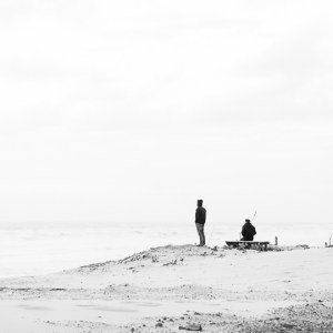 Depuis la dune de Vieux-Boucau, deux silhouettes face à l'océan infini profitent d'un moment précieux de calme et d'osmose avec la nature.