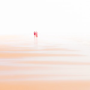 Comme une délicate aquarelle, cette image capture un moment de complicité et d’intimité entre deux adolescentes marchant sur le chemin de l'amitié, représenté par l’ondulation des vagues qui caressent le sable.