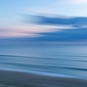 Photographie "Au rythme du vent", série Murmure par l'artiste Anne-Laure Boisseau. Paysage flou et bleuté, filé doux aux tonalités marines, évoquant une traversée légère et introspective portée par le vent.
