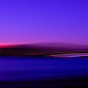 Traversée nocturne création photo, série Murmure, par Anne-Laure Boisseau. Fil lumineux dans la pénombre, entre abstraction et paysage, comme un passage vers la soirée naissante.