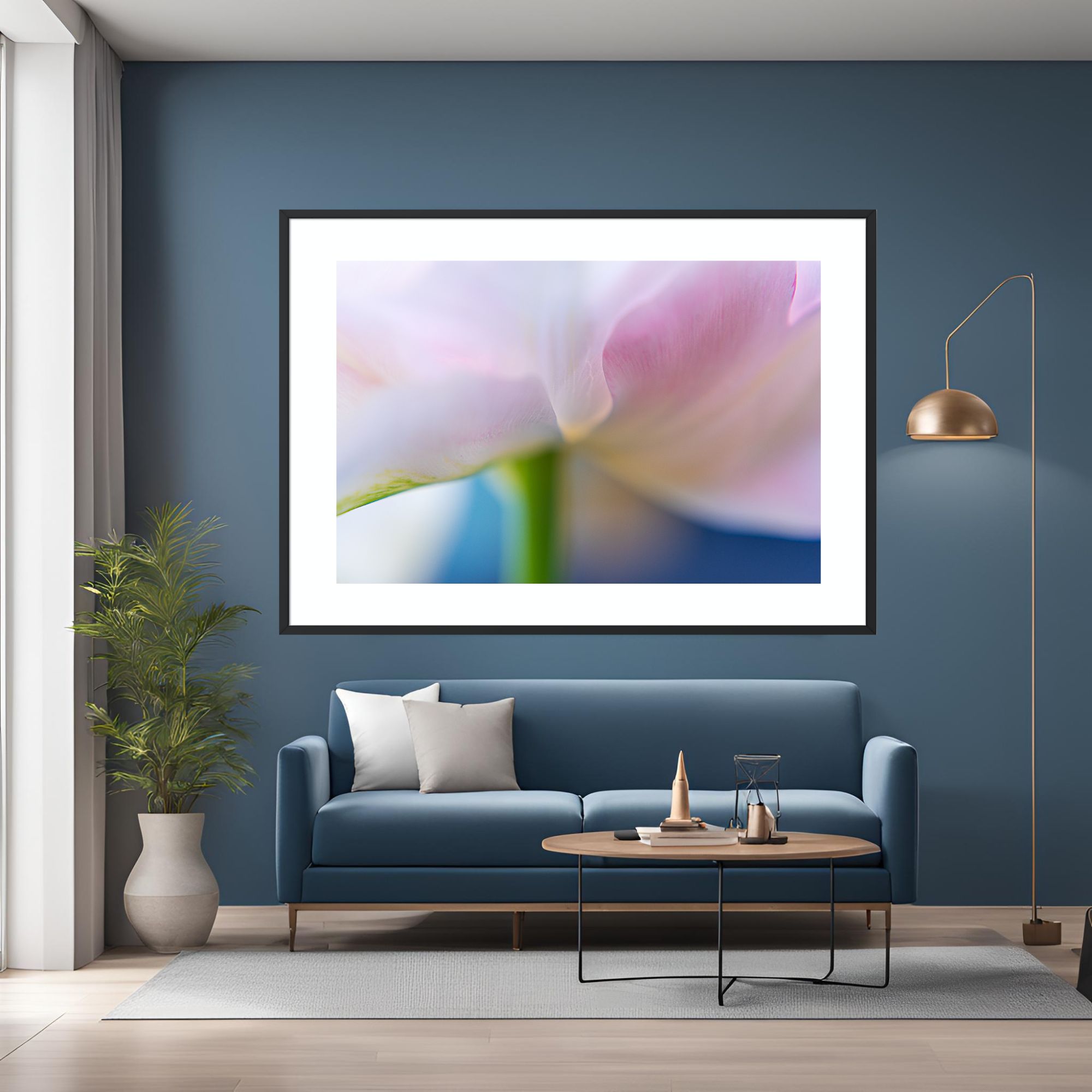 Photographie de l’œuvre "Diaphane" encadrée avec marie-louise, mise en situation dans un salon raffiné aux teintes bleues canard.