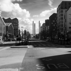 Paysage de ville à l'americaine. "Bordeaux-Brooklyn" est une photographie d'art en noir et blanc signée Anne-Laure Boisseau. Composé de formes et de lignes droites, ce nouveau quartier industriel prend des airs de street américaine.