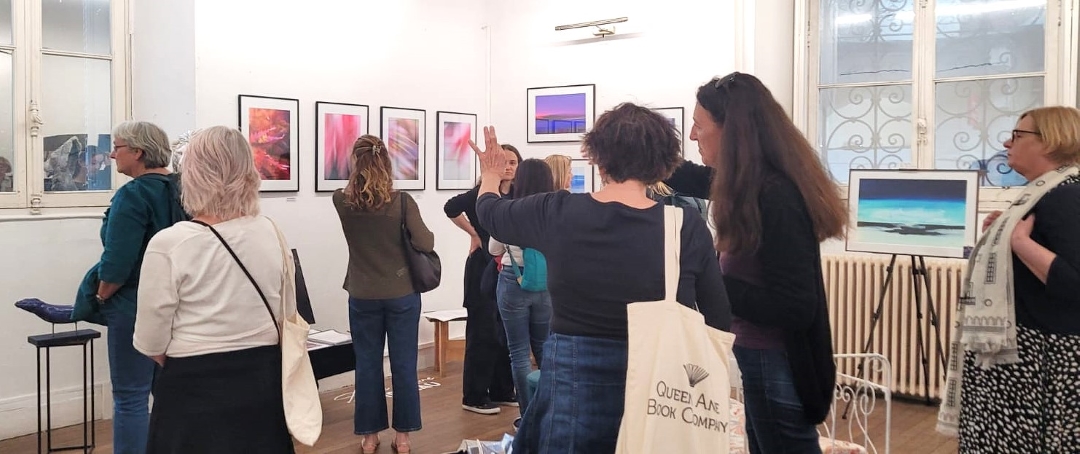 Photographie de l'exposition "Murmure", sur le thème Rêves et imagination avec l'association De Regard et de Coeur. L'artiste Anne-Laure Boisseau parmi les visiteurs, discute avec l'une d'entre eux.