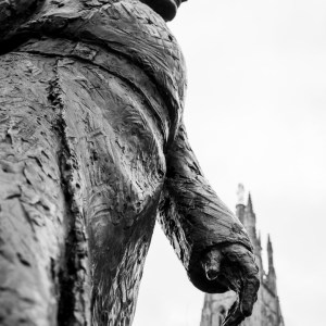 Statue de Jacques Chaban-Delmas en contre-plongée à Bordeaux avec la cathédrale Saint-André en arrière-plan. Photo en noir et blanc créée par Anne-Laure Boisseau
