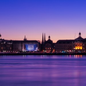 Photographie d'art de Bordeaux au couché du soleil, donnant des teintes indigo-bleutées. Vue de la rive droite pour changer les habitudes.